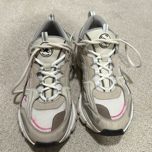 Axel Arigato marathon runner US 9